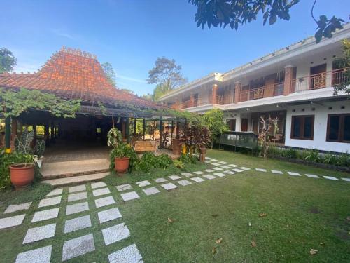 Un jardín fuera de Homestay Joglo Seruni Syariah