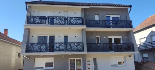 Το κτήριο όπου στεγάζεται  το διαμέρισμα