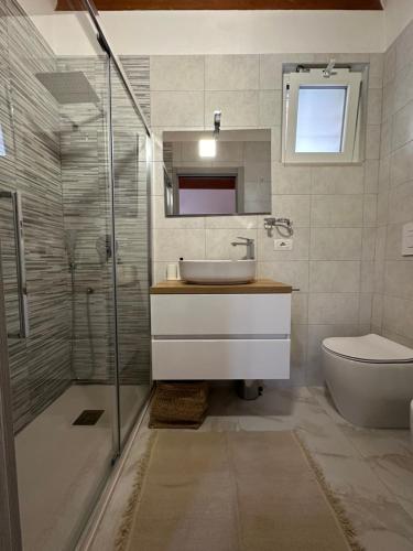 uma casa de banho com um lavatório, um chuveiro e um WC. em B&B Spiaggia Le Dune em Margherita di Savoia