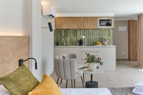 a room with a bed and a table and a kitchen at El Pont Alicante Apartments in Alicante