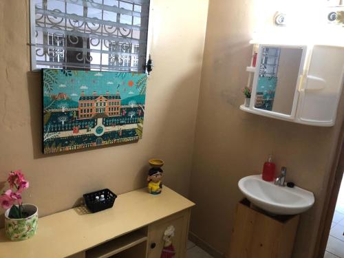een badkamer met een wastafel, een spiegel en een wastafel bij Hostal Notas y Puntadas a 1,2 Kms del Centro Historico de Santa Ana in Santa Ana