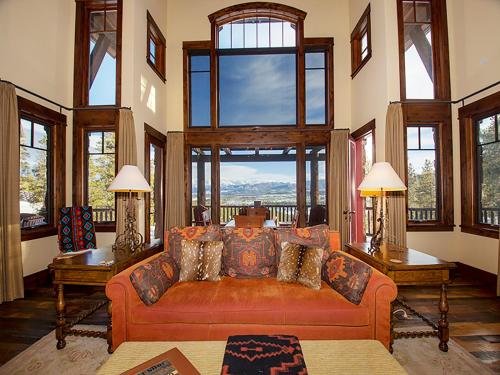 Χώρος καθιστικού στο 492 Golf Course Circle