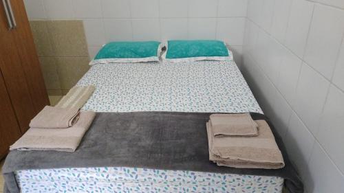 two twin beds in a corner of a room at Casa Bela Vista da Serra da canastra in São Roque de Minas