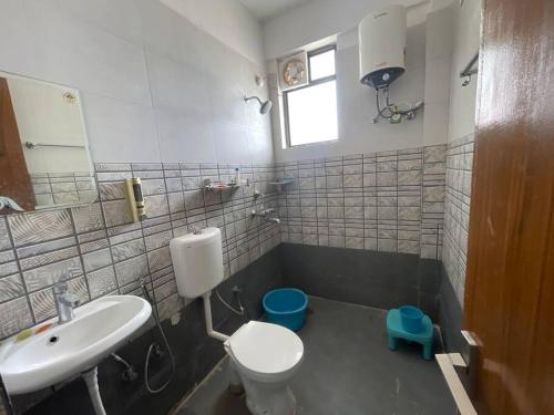 Łazienka z białą toaletą i umywalką w obiekcie Your Own Sweet Nest in Gwalior with comfort w mieście Gwalijar