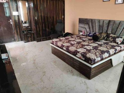 una camera con un grande letto di Your Own Sweet Nest in Gwalior with comfort a Gwalior