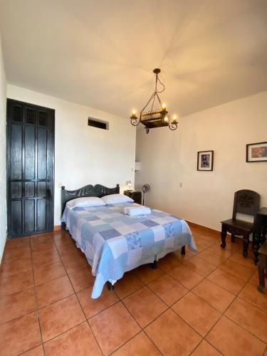 Giường trong phòng chung tại Mikaso Hotel