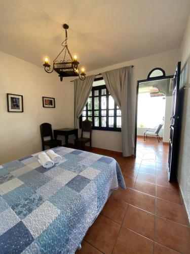Giường trong phòng chung tại Mikaso Hotel