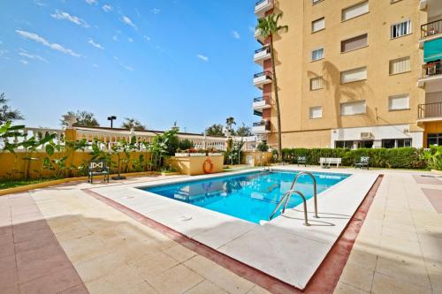 Apartamento con piscina en la primera línea de playa de Fuengirola