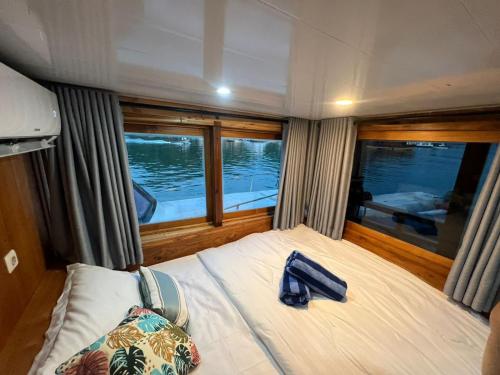 a bedroom with a large bed in a boat at Jelajah komodo in Labuan Bajo