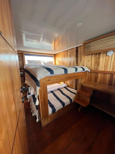 拉布安的住宿－Jelajah komodo，船上的两张睡床