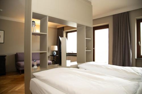 Ένα ή περισσότερα κρεβάτια σε δωμάτιο στο Mimosa Hotel