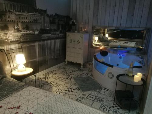 Habitación con ventana y baño con bañera. en Apartament jacuzzi na toruńskiej starówce, en Toruń