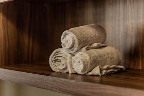 a stack of towels sitting on a wooden shelf at Hampton Inn By Hilton Celaya in Celaya