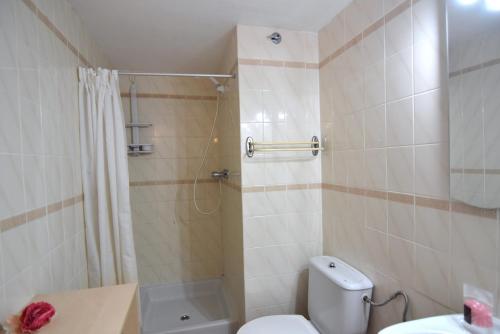 uma casa de banho com um WC e um chuveiro em RNET - Estrella de Mar Santa Margarita Roses em Roses