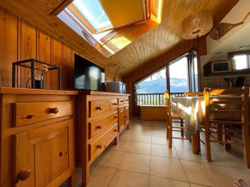 d'une cuisine avec des placards en bois et une lucarne. dans l'établissement L'Appartement des Pistes, à Saint-Gervais-les-Bains