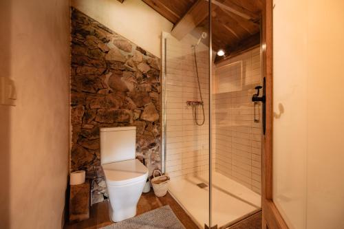 阿魯布希耶斯的住宿－La Paradella - Apartamento de uso turístico，一间带卫生间和步入式淋浴间的浴室