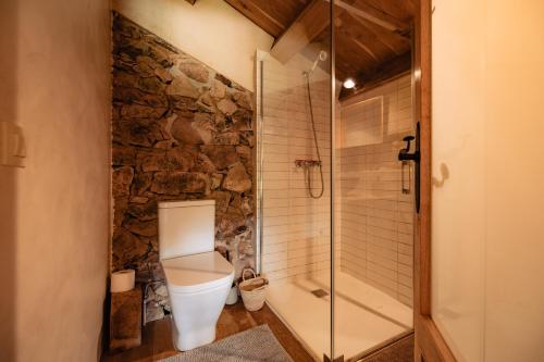 e bagno con servizi igienici e cabina doccia. di La Paradella - Apartamento de uso turístico ad Arbúcies