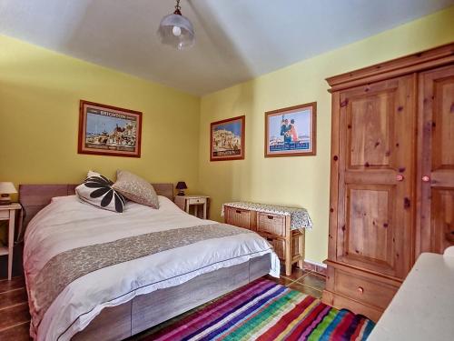 une chambre avec un lit et une armoire en bois dans l'établissement Apartment for adventures in Languedoc, à Cessenon