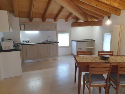 eine Küche und ein Esszimmer mit einem Tisch und Stühlen in der Unterkunft CASA TOFFOLI SOLIGO - locazioni turistiche in Soligo