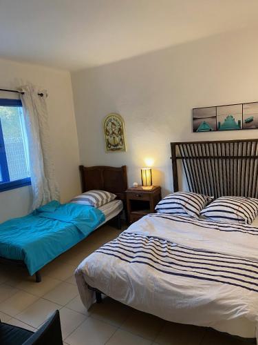 une chambre avec deux lits et une fenêtre dans l'établissement Villa typique, au Grau-dʼAgde