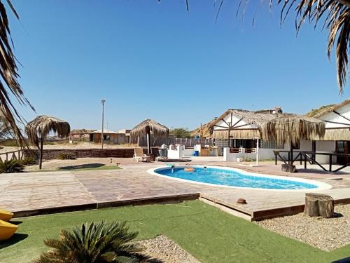 Canoas的住宿－puntacanoas bungalows，庭院中间的游泳池