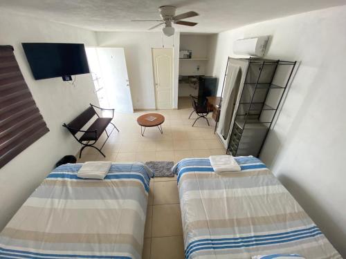 sala de estar con 2 camas y cocina en Apartamentos Amplios Alfa # 238, en Monterrey