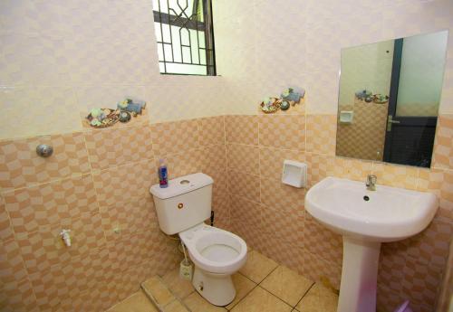Bathroom sa Mombasa bamburi staycation 2