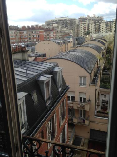 - une vue depuis la fenêtre d'une ville avec des bâtiments dans l'établissement Chambre privative dans appartement sur Paris, à Paris