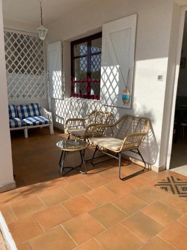 un salon avec un banc et une table dans l'établissement Villa typique, au Grau-dʼAgde