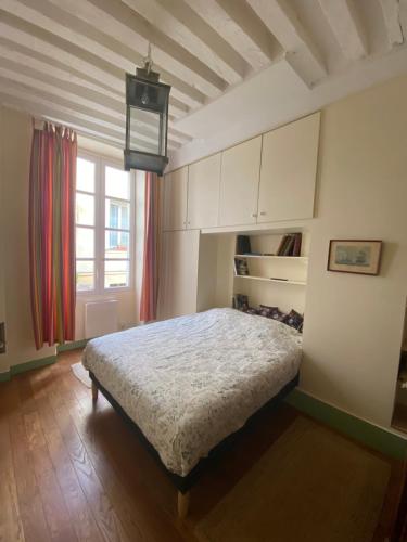 1 dormitorio con cama y ventana grande en Logis Charles Perrault - Versailles Château en Versalles