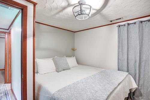 een kleine slaapkamer met een bed in een kamer bij Bluefield Home Great for ATV Enthusiasts! in Bluefield
