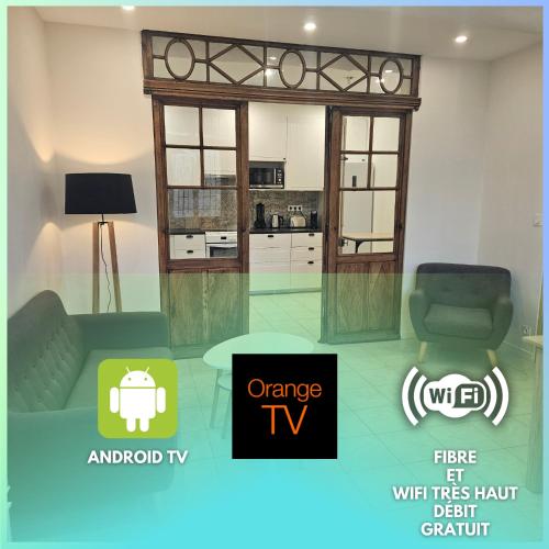 une image d'un salon avec une télévision orange dans l'établissement LE MAËLIA, à Nyons