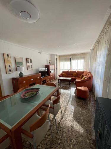 sala de estar con mesa y sofá en Edificio Columbretes, en Castellón de la Plana