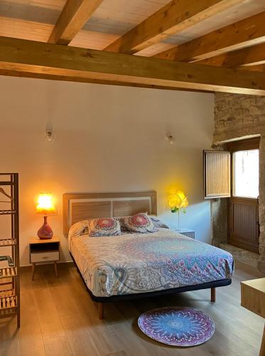 a bedroom with a bed and a wooden ceiling at En BLANCO y TINTO in Elciego