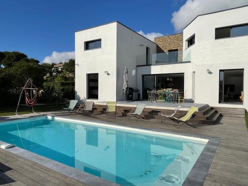 une piscine devant une maison dans l'établissement Entre st Raphael, st Tropez a 200M des calanques, aux Issambres