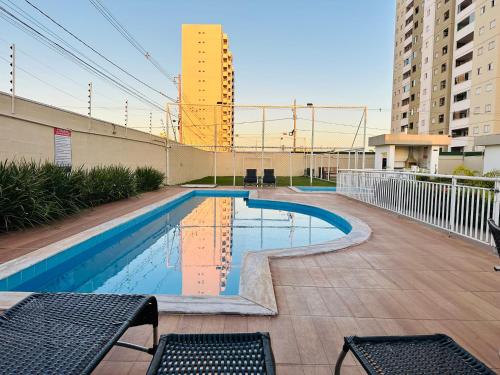una piscina al centro di un edificio di Apê ideal para Você, com Academia e Piscina a Cuiabá