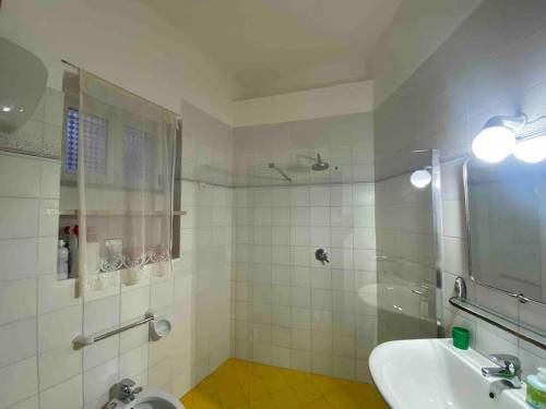 un bagno bianco con lavandino e WC di FM Apartaments Forio a Ischia