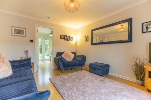 un soggiorno con divano blu e specchio di Inverness Holiday Retreat - 2 Bedroom a Inverness