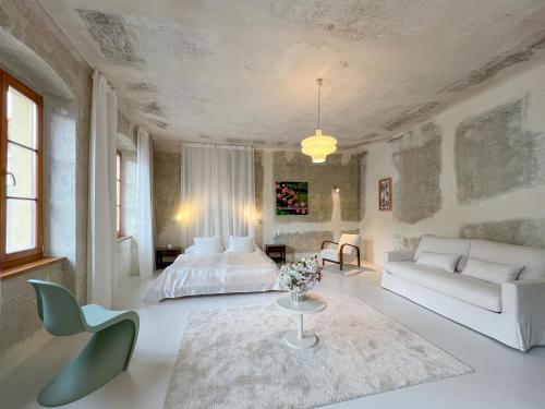 ein Schlafzimmer mit einem Bett, einem Sofa und einem Tisch in der Unterkunft King ROSE by Rose Garden in Český Krumlov