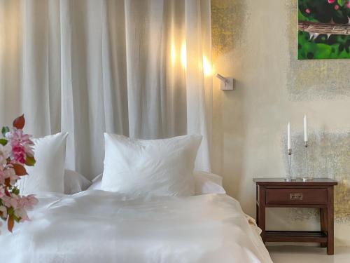 Postel nebo postele na pokoji v ubytování GRANDE by CASAROSA Český Krumlov