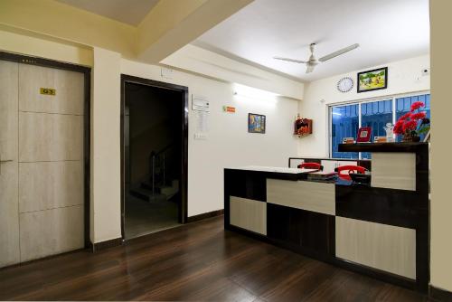 een kantoor met een receptie en een deur bij Hotel Trishiv in kolkata