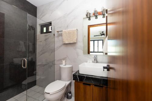 Ένα μπάνιο στο Casa 4 recamaras, alberca, terraza y club playa.