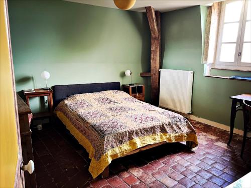 Tempat tidur dalam kamar di Maison Beurdelaine