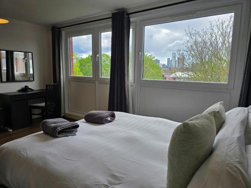 1 dormitorio con 1 cama con 2 toallas en Modern Central Family-Home for 6 en Londres
