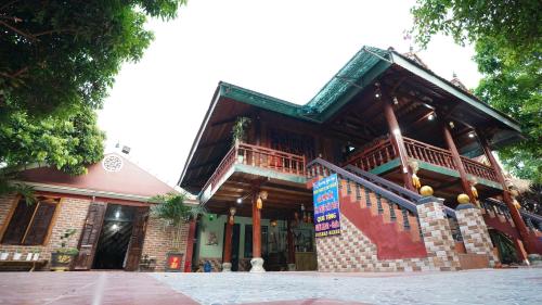 un edificio con una señal delante de él en Homestay Minh Ngọc en Bản Him Lom