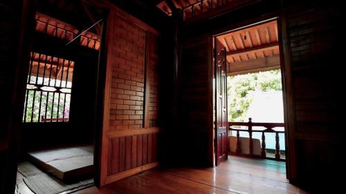 Ban Hin LomにあるHomestay Minh Ngọcの窓2つ付きの部屋の開閉式ドア