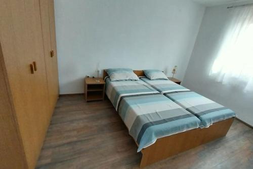 Ένα ή περισσότερα κρεβάτια σε δωμάτιο στο Accommodation Centar, Murter