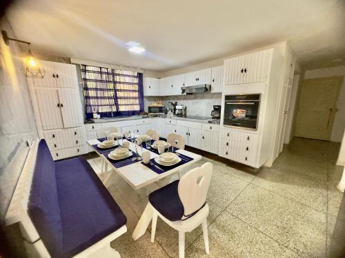 una cocina con mesa y sillas. en Amplio apartamento renovado con 3 habitaciones, 3 baños, terrazas, Smart TV y wifi incluidos en Caracas