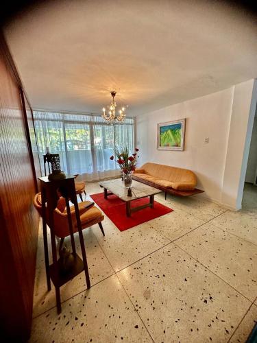 Posezení v ubytování Apartamento Único en Caracas 3 habitaciones, 3 baños, terrazas, hamaca, estacionamiento, smartv, wifi y una decoración brutal estilo Art Déco - Moderno