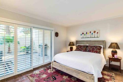 ein Schlafzimmer mit einem Bett und einem großen Fenster in der Unterkunft Scottsdale Home ( 1 Month Minimum ) in Scottsdale